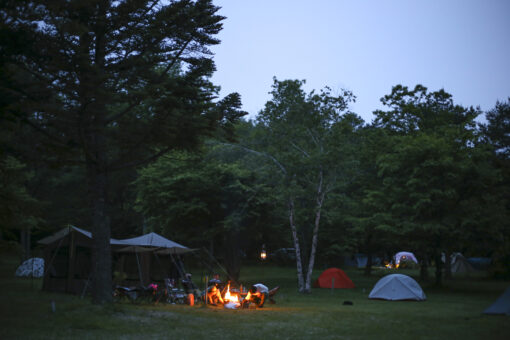 夕暮れ時のキャンプ場